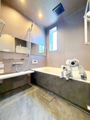 【浴室】 | 伊勢崎市三室町　平屋　新築住宅 | ほどよい優しいライトに包まれたバスルーム。香りの良いバスソルトに身をまかせ、浴槽でゆっくりと深呼吸。一日の疲れが癒されます。