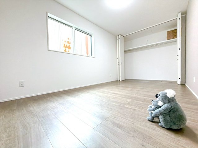 【洋室】 | 伊勢崎市三室町　平屋　新築住宅 | 広さはお子様の勉強部屋にも適した広さ！
勉強机や本棚などの家具を置いてもフリースペースも確保することができます。