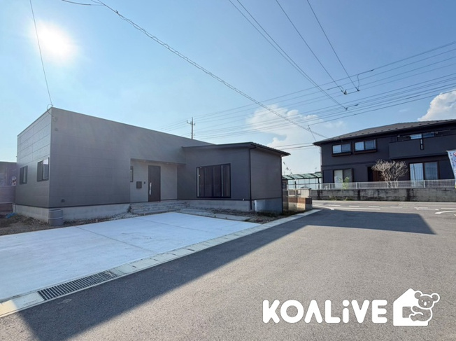 【前面道路含む現地写真】 | 伊勢崎市三室町　平屋　新築住宅 | 完成済み！いつでも新生活を始めることができます。
開放感あるLDK！
陽当り、風通しも良い暖かな住まいです。
KOALIVE （コアライブ）【0120-919-727】