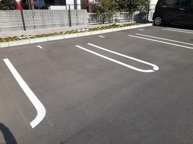 【駐車場】 | カーサ　カメリア | 駐車場に車を止められます