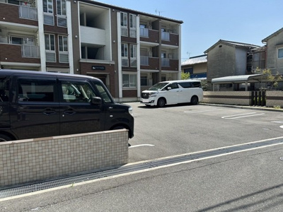 【駐車場】 | カーサ　カメリア | 駐車場があるので、車を買う予定の方も安心です