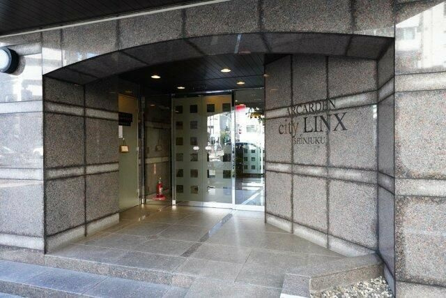 アルカーデンシティリンクス新宿のエントランス