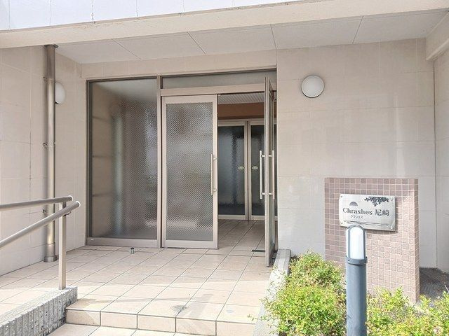 クラシェス尼崎のエントランス