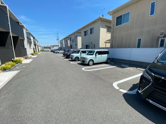 メゾン寺角　Ｑｕｅｓｔの駐車場