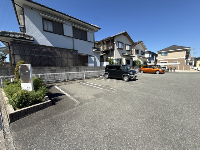 カルムメゾンの駐車場