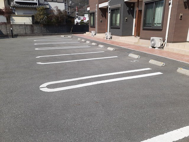 メゾン・アルテミスの駐車場