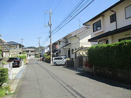 広島市佐伯区美鈴が丘西２丁目　土地の前面道路含む現地写真