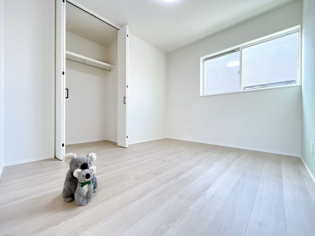 【洋室】 | 伊勢崎市三室町　平屋　新築住宅 | 広さはお子様の勉強部屋にも適した広さ！
勉強机や本棚などの家具を置いてもフリースペースも確保することができます。