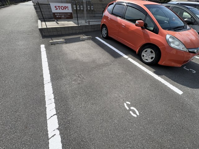 サワーフローラ C棟の駐車場