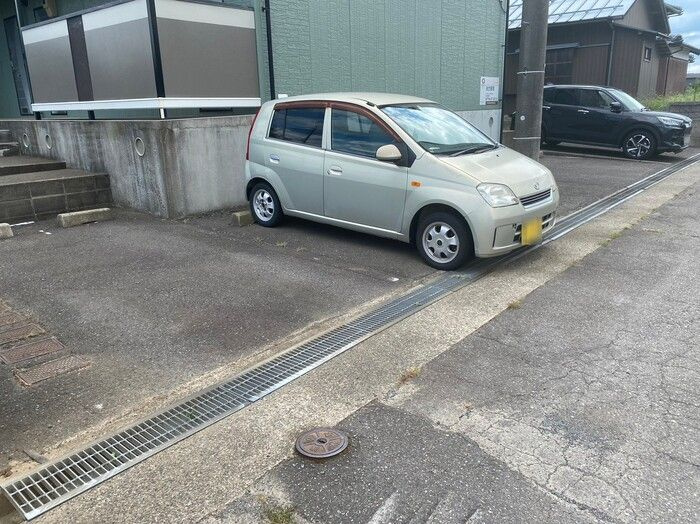 ロイヤルシャトー神中の駐車場