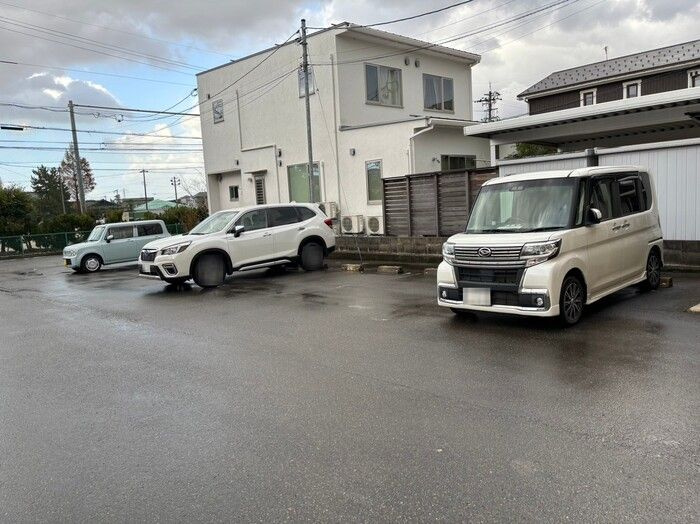 エルミタージュの駐車場
