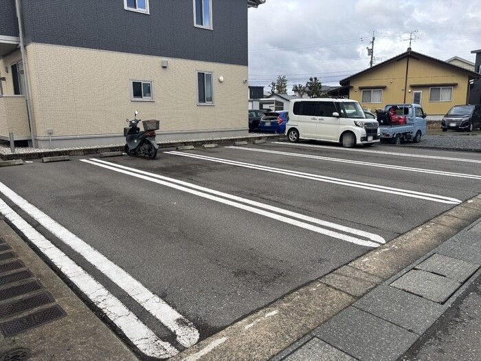 フラッツ ブリーゼの駐車場