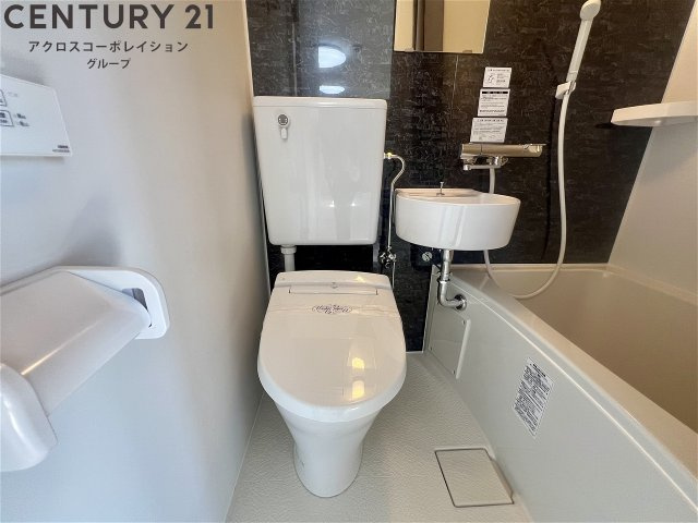 浴室内にトイレがあります☆