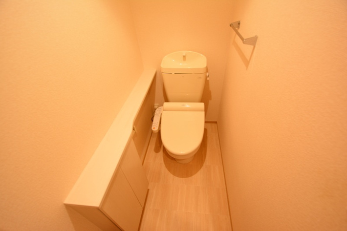 温水洗浄便座付きのトイレです♪