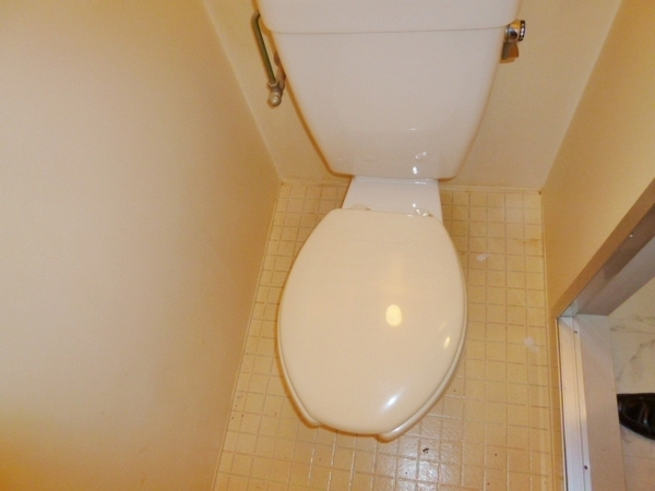 温水洗浄便座付きのトイレです♪