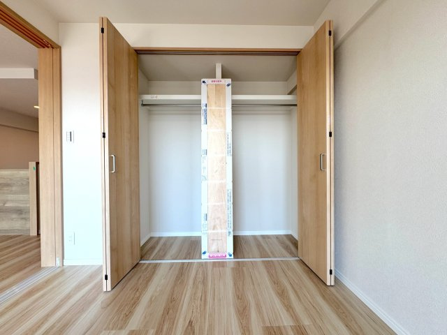 武蔵浦和第２ローヤルコーポの収納|各居室にクローゼットなどの収納スペースを備えております。お洋服や季節の荷物もすっきりと整理していただけます。