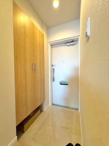 武蔵浦和第２ローヤルコーポの玄関|住まいの顔となる玄関も、明るく丁寧な仕上がりを予定しております。靴をたっぷりしまえるシューズボックス付きです。