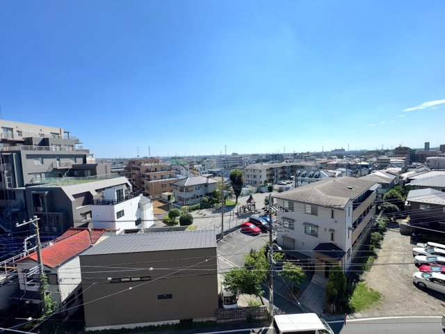 武蔵浦和第２ローヤルコーポの展望|6階部分につき、お部屋からの景色（眺望）も良好です。心地よい光と風を運んでくれます。ぜひ現地で直接ご体感ください。