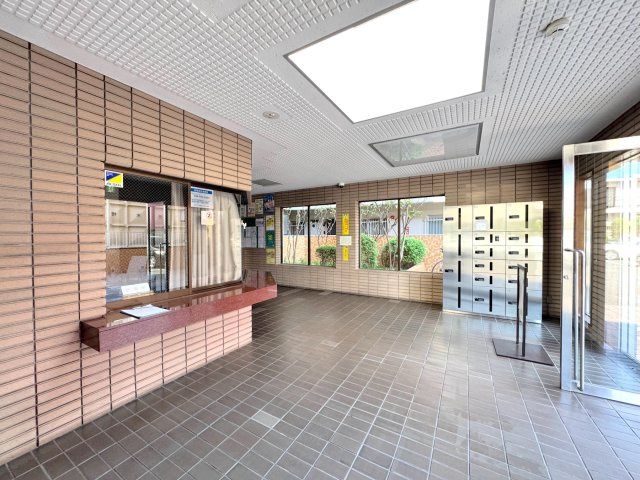 武蔵浦和第２ローヤルコーポのエントランス|エントランスホール
管理員さんが日中いらっしゃるため（日勤管理）、共用部分も綺麗に保たれております。安心感のあるエントランスホールです。