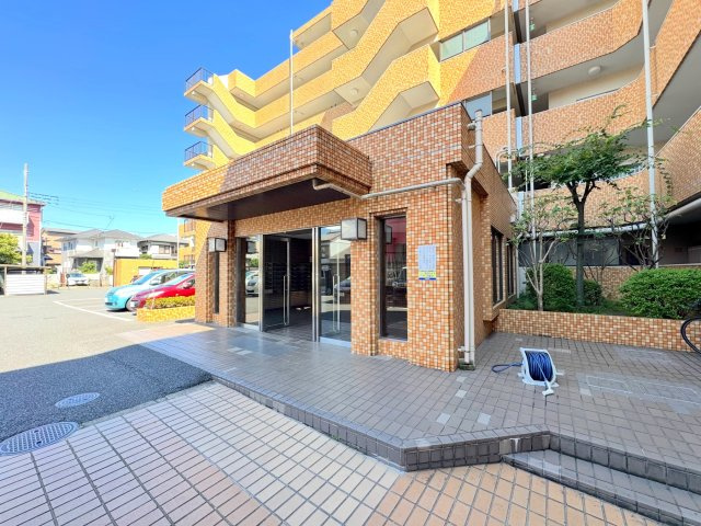 武蔵浦和第２ローヤルコーポ|エントランス入り口
落ち着いた雰囲気のエントランスです。周辺は第一種住居地域という、良好な住環境が守られたエリアとなっております。