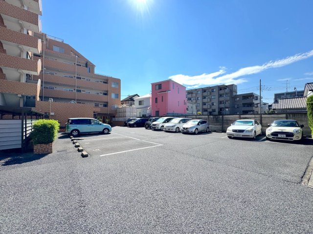 武蔵浦和第２ローヤルコーポの駐車場|敷地内には駐車場がございます（空き状況はお問い合わせください）。お車をお持ちのお客様も、どうぞお気軽にご相談くださいませ。