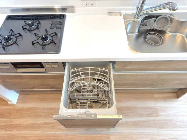 武蔵浦和第２ローヤルコーポの発電・温水設備|食洗機
システムキッチンには食器洗浄機が内蔵されています。手洗いの手間が省ける分、ご家族との団らんの時間を増やせますね。