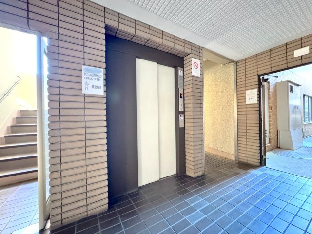 武蔵浦和第２ローヤルコーポのその他共用部分|エレベーター
エレベーターが完備されており、お荷物が多い日やベビーカーでの移動もスムーズで安心です。