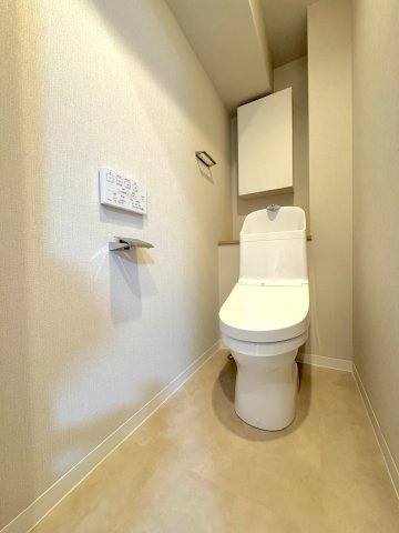 武蔵浦和第２ローヤルコーポのトイレ|温水洗浄便座付きのトイレへ新規交換いたします。清潔感があり、毎日快適にお使いいただけるプライベート空間です。