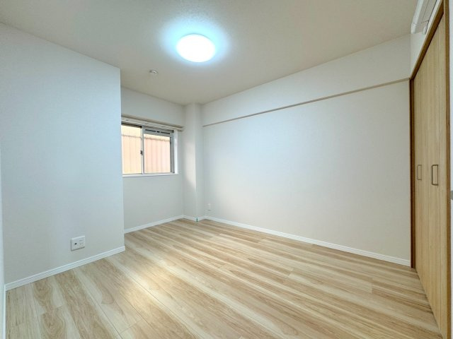武蔵浦和第２ローヤルコーポの子供部屋|洋室5.2帖
5.2帖の洋室です。お子様のお部屋や、リモートワーク用の書斎など、お客様のライフスタイルに合わせてご活用いただけます。