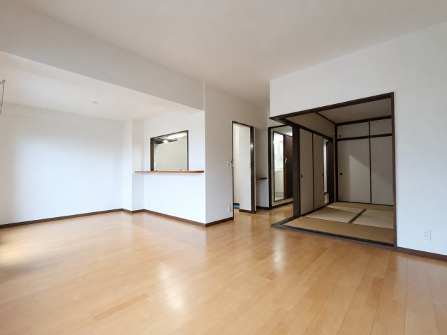 パークフィールドみさと３街区１号館の居間・リビング|こちらのリビングで趣味の時間をお楽しみください
