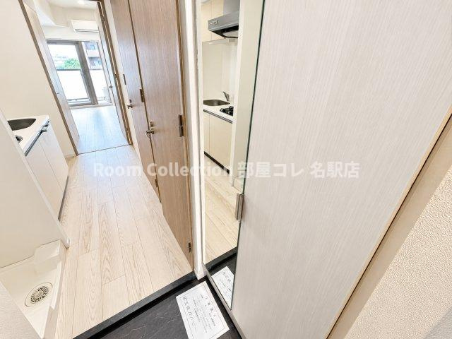 プレサンス名古屋菊井セルカの玄関