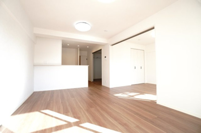 【居間・リビング】 | 【上質リノベ】パルハイツ東雲 | 【約12.5帖LDK】
※写真は同一マンション内の別住戸の施工例です。本住戸も同様の仕様・レイアウトで施工予定ですが、色味等は異なる場合があります。完成イメージとしてご覧ください。