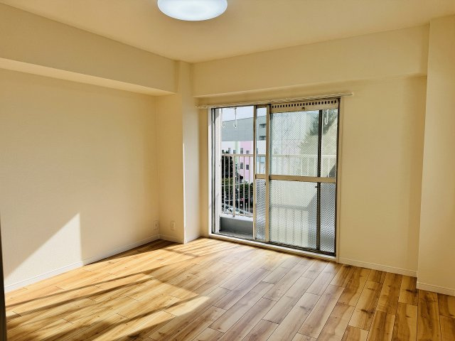 八王子はざま住宅の寝室|～バルコニーに面している8.0帖の主寝室　家具のレイアウトもしやすい広さです～