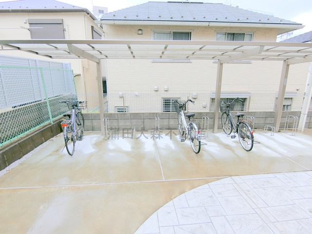 ケイ・アパルトメント山王のその他共用部分|屋根付きの駐輪場