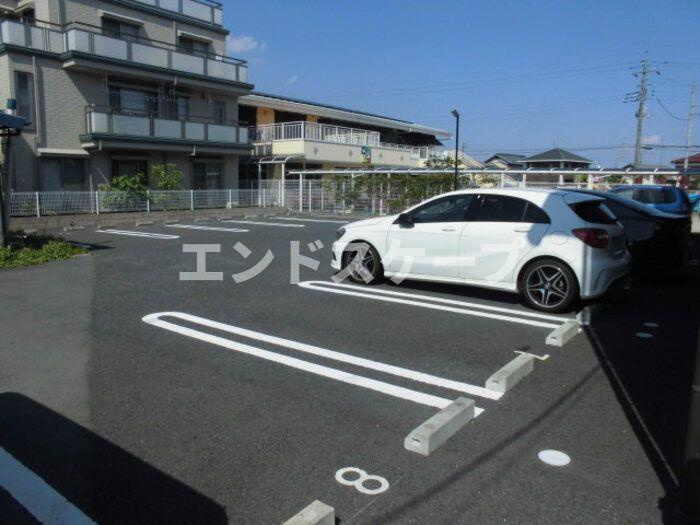 エミリアの駐車場|高崎、前橋のお部屋探しはエンドスケープまで！お客様の理想お聞かせ下さい♪
