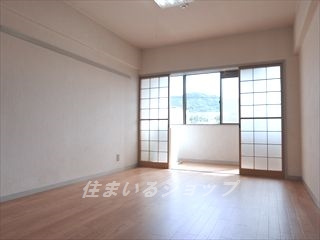 岩岡ビルの居間・リビング|床はクッションフロアです