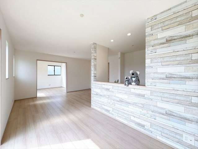 【居間・リビング】 | 高崎市双葉町　新築住宅 | 上質な素材感と明るい空間が調和するリビング・ダイニング。家族やゲストをもてなす、ワンランク上のくつろぎをお届けします。