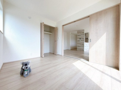 【洋室】 | 高崎市双葉町　新築住宅 | LDKに隣接している洋室。お子様を遊ばせたりお昼寝させたりしながら家事を行えます。