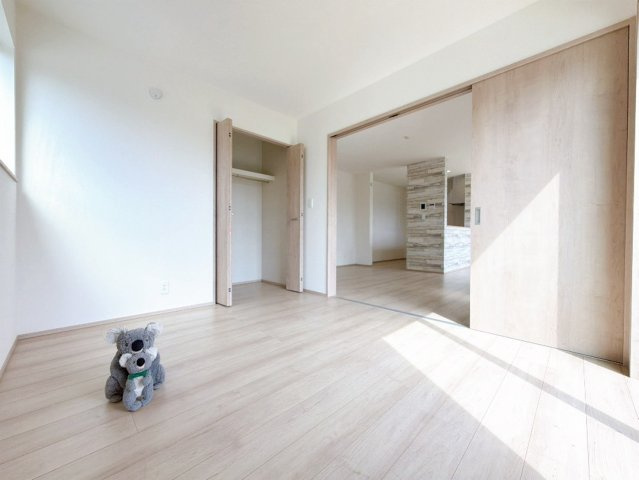 【洋室】 | 高崎市双葉町　新築住宅 | LDKに隣接している洋室。お子様を遊ばせたりお昼寝させたりしながら家事を行えます。