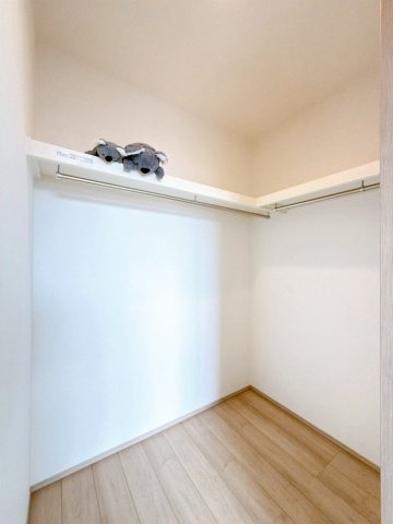【収納】 | 高崎市双葉町　新築住宅 | たっぷり収納できるウォークインクローゼット付き！衣類や小物はもちろん、季節家電やスーツケースもすっきり片付きます。