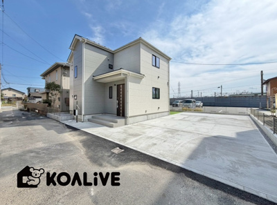 【外観】 | 高崎市双葉町　新築住宅 | 駐車場も広々！
並列2台、前後合わせて4台駐車可能です。