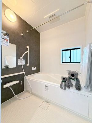 【浴室】 | 高崎市双葉町　新築住宅 | ほどよい優しいライトに包まれたバスルーム。香りの良いバスソルトに身をまかせ、浴槽でゆっくりと深呼吸。一日の疲れが癒されます。
