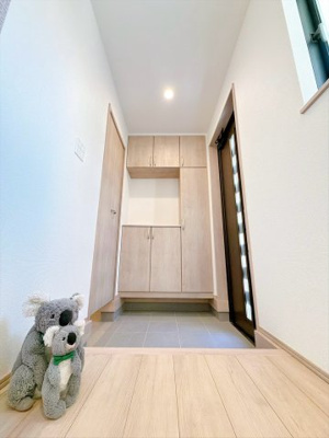 【玄関】 | 高崎市双葉町　新築住宅 | 可動棚付き収納と大容量のシューズインクローゼットがあります。
ベビーカーやアウトドア用品など大きなものも収納可能です！