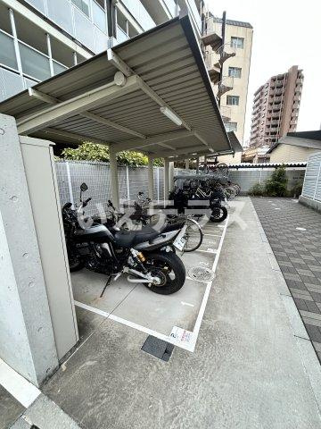 レジデンス神戸大倉山グルーブの駐車場