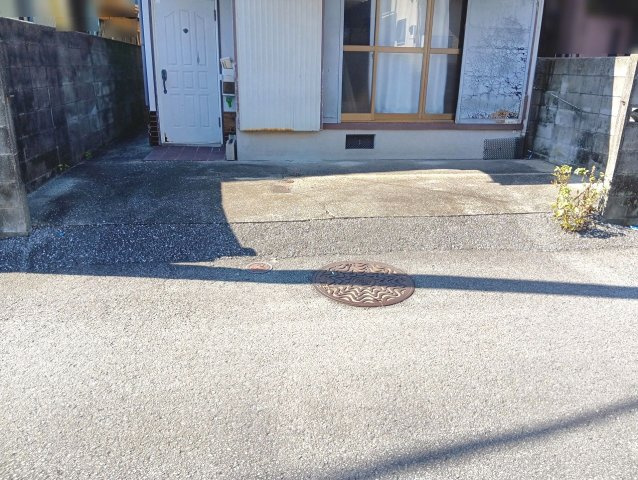 貸家(薊野南町9-18)の駐車場|駐車場があります