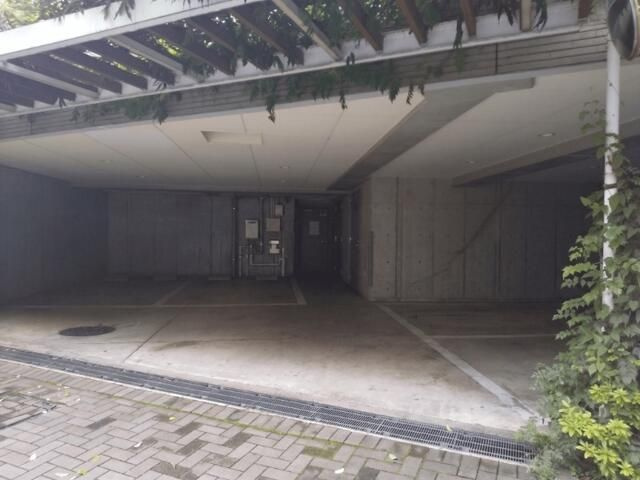 レジデンシャル・アート代々木公園の駐車場