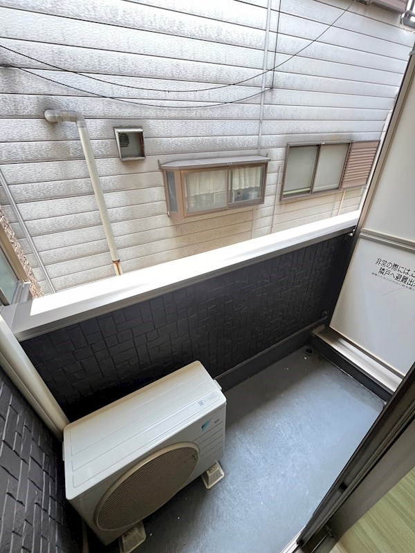 大阪市西淀川区姫島１丁目のアパートのバルコニー