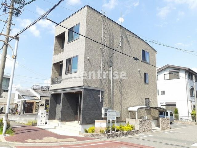 稲沢市駅前２丁目のアパートのエントランス