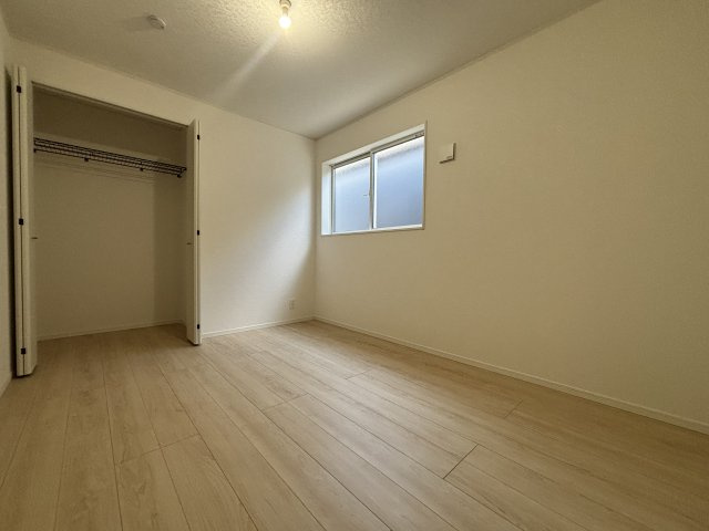向洋新町2丁目の洋室|木目のフロアがやさしい印象を与える居室。日中は自然光が差し込み、心地よい空間です。