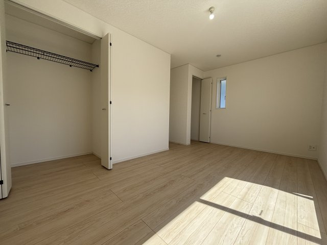 向洋新町2丁目の洋室|広々としたクローゼット。衣類を季節ごとに分けて収納でき、ご家族で使いやすい設計です。